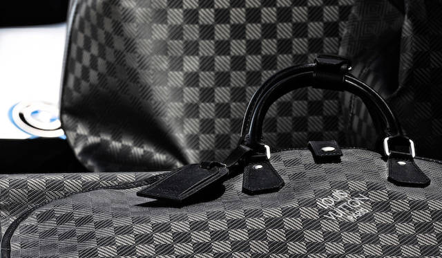 ハンドルには、最高級の天然皮革を採用。すべてのアイテムには、レザーのネームタグが、そしてガーメントバッグ以外には、ルイ・ヴィトンのアイコンでもある南京錠も付属する