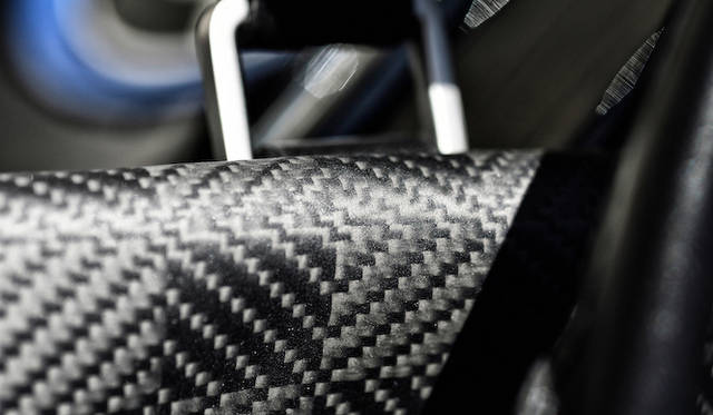 表面はカーボンのボディシェルで軽量化を果たしているi8にちなみ、カーボンブラックで仕上げられた