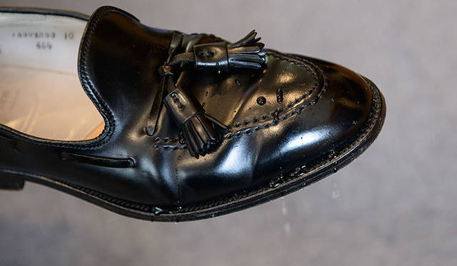 防水スプレーではなく撥水スプレーなので、水をはじく