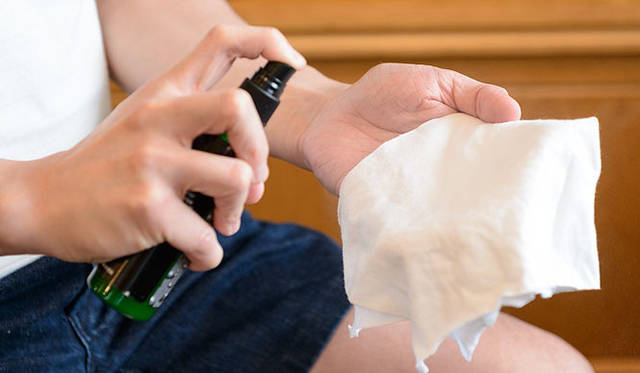 「オールデン レザーディフェンダー」は使用前に軽く振っておく。靴への直接の噴霧は厳禁なので、柔らかい布に適量を塗布して使用する