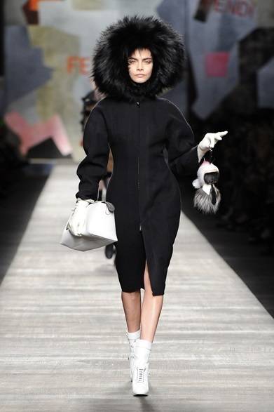 <strong>FENDI｜カール・ラガーフェルドのファーチャーム「カーリト」</strong>　カーラ・デルヴィーニュによる、フェンディ2014-15年秋冬コレクションのファーストルック