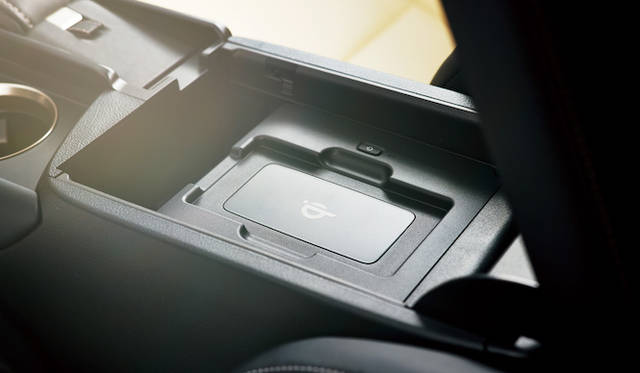 アームレスト下には、置くだけで電子デバイスの充電を可能とする機能をそなえる。国内の非接触充電規格としてひろく採用されている、Qiに対応