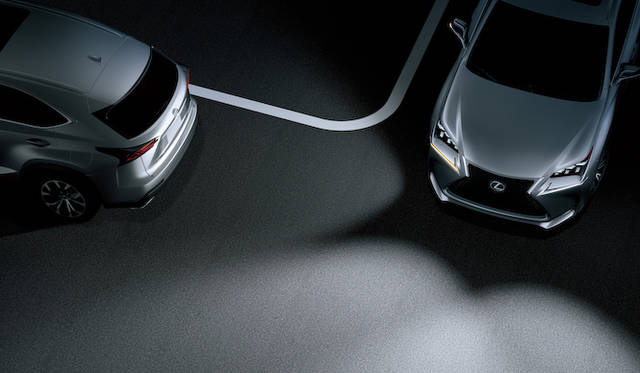 右左折やコーナリング時に、実際の進行方向を照らし出すLEDコーナリングランプ