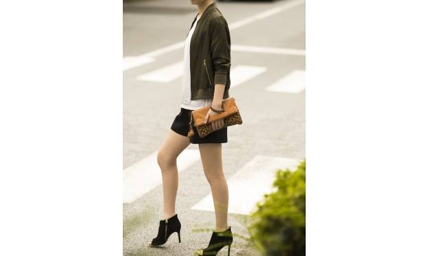 <strong>SAZABY｜「Flavor of stylish safari」キャンペーン開催</strong>　クラッチバッグ　2万3000円（税抜）