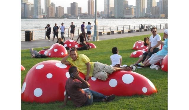 <strong>草間彌生「とこしえの愛の部屋」写真展～ベンジャミン・リーが撮る、草間彌生の宇宙～</strong>　© BENJAMIN LEE