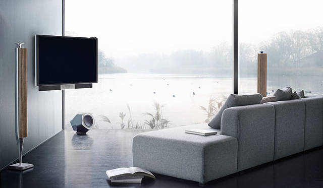 <strong>BANG & OLUFSEN｜バング＆オルフセン</strong>　4K対応液晶テレビ「BeoVision Avant」　設置オプション：壁から最大60度まで移動するウォールブラケット