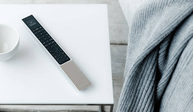 <strong>BANG & OLUFSEN｜バング＆オルフセン</strong>　4K対応液晶テレビ「BeoVision Avant」　チャンネル、音量、画面やスタンド位置などの設定をボタン一つで呼び出すことが可能なリモコン