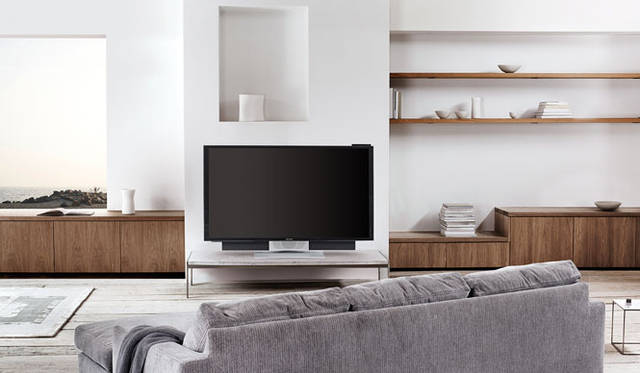 <strong>BANG & OLUFSEN｜バング＆オルフセン</strong>　4K対応液晶テレビ「BeoVision Avant」　設置オプション：9段階に傾斜させることができるテーブルスタンド