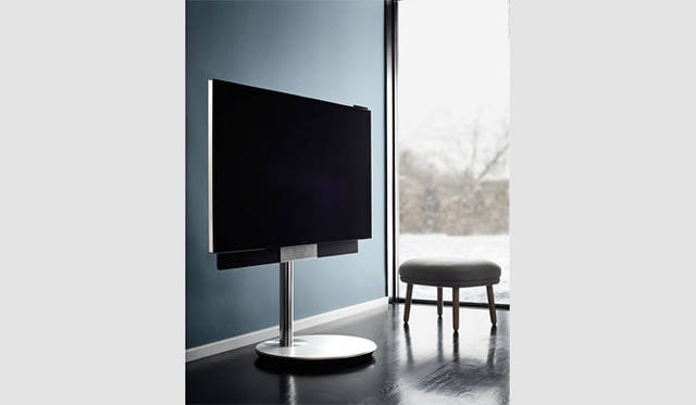 <strong>BANG & OLUFSEN｜バング＆オルフセン</strong>　4K対応液晶テレビ「BeoVision Avant」　設置オプション：壁から最大90度まで動くフロアスタンド