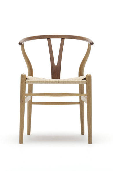 デザイナー、ハンス J.ウェグナーの生誕100周年を記念して発表されたオークとウォルナットのふたつの木材を組み合わせた新バージョンの「CH24 / Y CHAIR」は、ザ・コンランショップ先行発売品。11万2000円