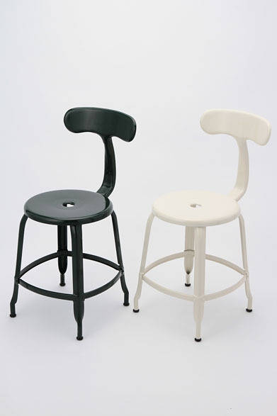 フランスMIJL社で復刻された「NICOLLE CHAIR」は耐久性に優れ、人間工学にも基づいた座りやすいチェア。インテリアに馴染みやすい3色（Deep Forest / Vanilla Ice / Stormy Ocean）を採用したザ・コンランショップ限定品。他サイズ展開もあり。各3万4000円