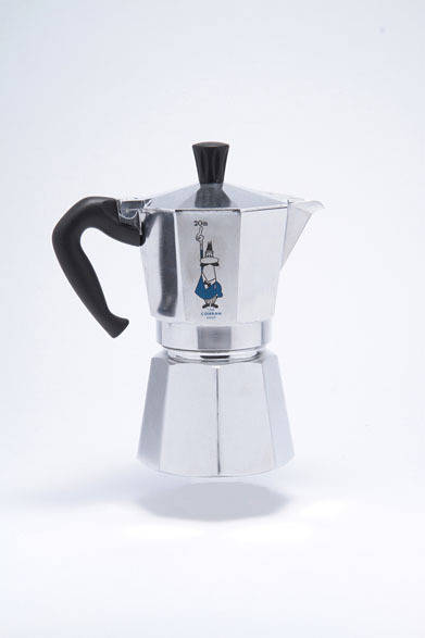 自宅で手軽にエスプレッソを作ることができるようになるきっかけとなったMOKA EXPRESSのエスプレッソマシン「MOKA BIALETTI」。ポット側面の口ひげの小さなおじさんが青いジャケットを着た20周年限定モデル。6300円