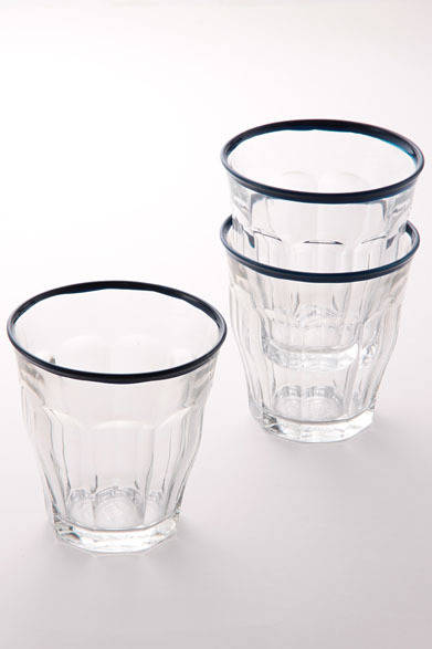 世界中のカフェや家庭で愛されるDURALEXのタンブラー「DURALEX GLASSWARE」。ザ・コンランショップの定番のブルーをリムにほどこした限定モデル。各600円