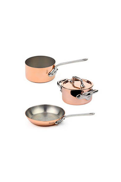 ザ・コンランショップの刻印が入ったフランスMAUVIELの銅製のミニココット、フライパン、ソースパン。熱伝導が非常に優れ、使いこむごとに風合いを楽しめる逸品。MAUVIEL MINI COCOTTE 1万2000円、MINI FRYING PAN 8000円、MINI SAUCE PAN 8500円