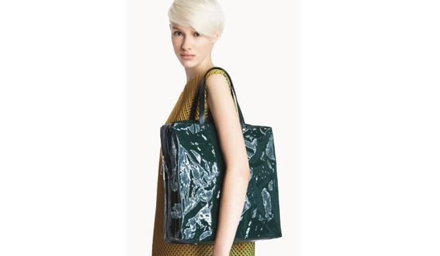 <strong>PLEATS PLEASE ISSEY MIYAKE｜「ヌガー」に新作登場</strong>　「ヌガー 1」　薄マチボストン　ディープグリーン　　[H360×W360×D120mm]　3万8000円（税抜）