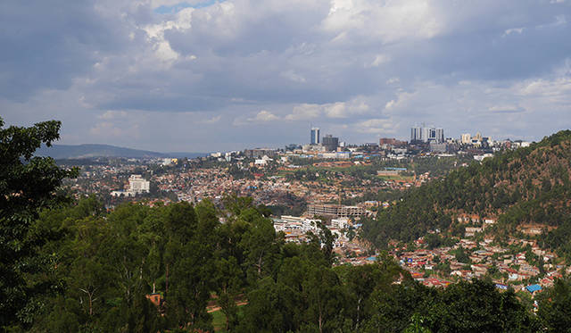 ルワンダ北部、コンゴ、ウガンダにまたがる7つのヴィルンガ火山群で構成されたヴォルカン国立公園。この火山群の中に、880頭のマウンテンゴリラが生息している