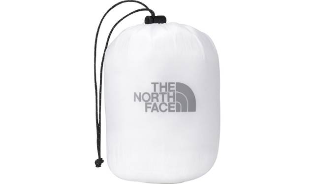 そして今回、思った以上に感動したのは、ズボンとベスト。ズボンは湿度の調整をしてくれる機能素材だったため、暑くなったときも快適で、逆に気温が下がってきたら、ぬくもりを感じる。さらに、ストレッチ素材は、トレッキングには優しいのだということも実感。アウトドアファッション特有の、野暮ったい感じにならないスリムなラインなのもうれしいポイントだ