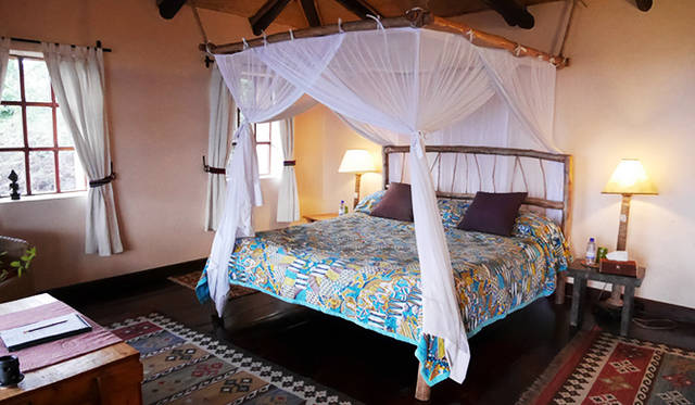 ほかのゲストとともに食事をしたり、お酒を飲んだり……そんな交流も楽しい。たとえ泥だらけになって帰ってきても、靴や衣服はロッジのスタッフが奇麗に洗濯してくれる。食事のクオリティも高い