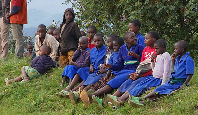 出発前にはゴリラトレッキングのガイド役、レンジャーとブリーフィングを行う