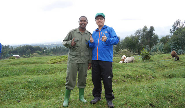 道中で遭遇した民族ダンスを躍る村民たち