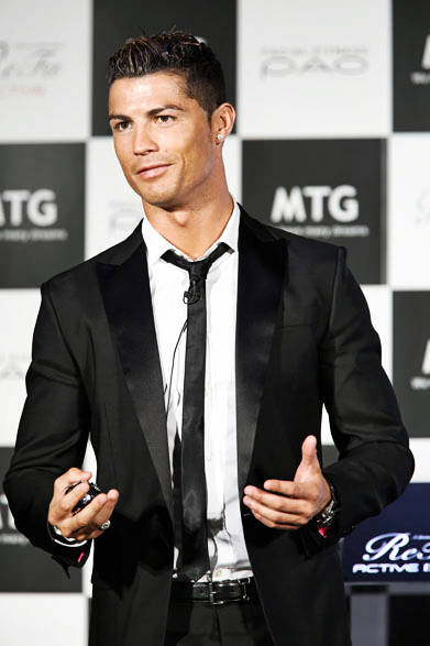 「ReFa ACTIVE BRAIN（リファ アクティブ ブレイン）」を手にするクリスティアーノ・ロナウド氏