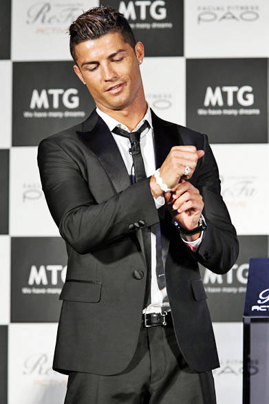 「ACTIVE LINK（リファ アクティブ リンク）」を手にするクリスティアーノ・ロナウド氏