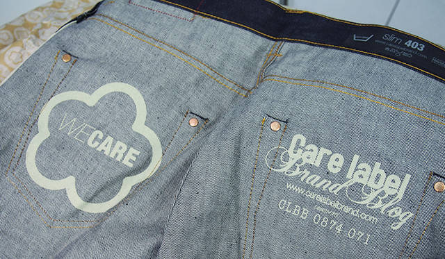 ジーンズ裏側にプリントされた「WECARE」は、ケアレーベルの生産をおこなうために「イタリア・インディペンデント」の社長であるラポ・エルカーン氏と、レオポルドさんが立ち上げた会社の名前