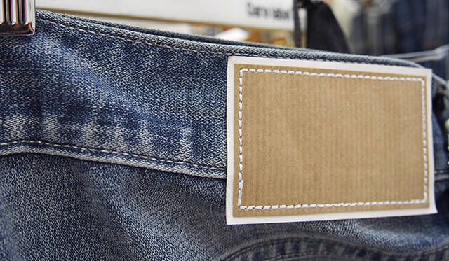 紙製のパッチは、あえて、洗濯をすると破れるようになっている。下にはブランドロゴの入ったレザーパッチが敷かれ、使っていくうちに姿をあらわす