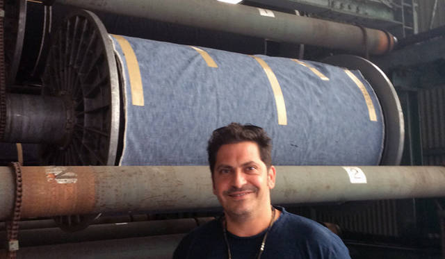 岡山のデニムファクトリーを訪れたレオポルドさん