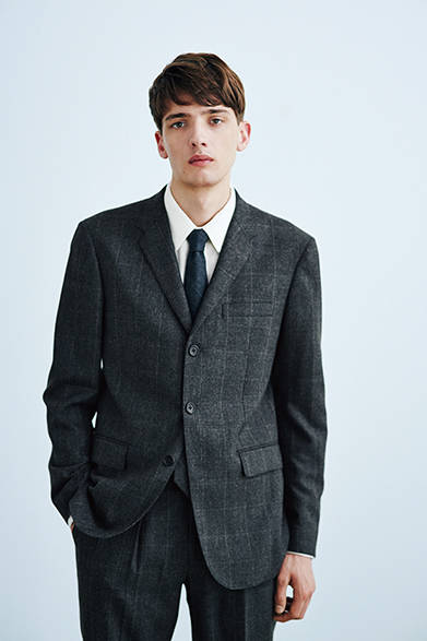 ジャケット9万7200円、シャツ3万2400円、トラウザーズ4万8600円、ネクタイ1万7280円（すべてマーガレット・ハウエル）