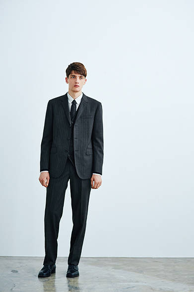 ジャケット8万9640円、カーディガン3万2400円、シャツ3万2400円、トラウザーズ4万5360円、ネクタイ1万7280円、シューズ8万3160円（すべてマーガレット・ハウエル）