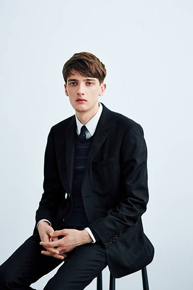 ジャケット8万9640円、ニット3万9960円、シャツ2万9160円、トラウザーズ4万5360円、ネクタイ1万6200円（すべてマーガレット・ハウエル）