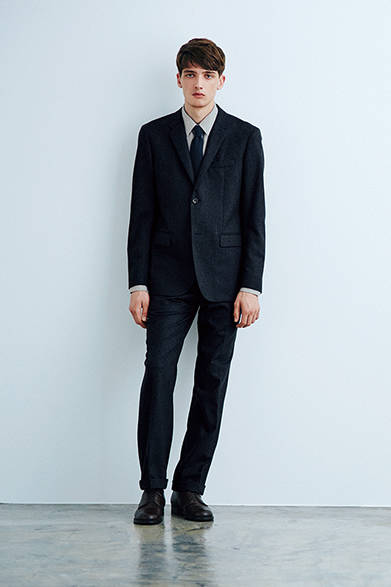 ジャケット9万7200円、シャツ3万2400円、トラウザーズ4万8600円、ネクタイ1万7280円、シューズ8万3160円（すべてマーガレット・ハウエル）