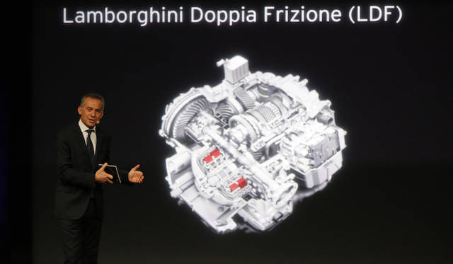 ウラカンに新搭載された7段デュアルクラッチミッションについて説明する、開発部門トップのマウリツィオ・レッジアーニ氏