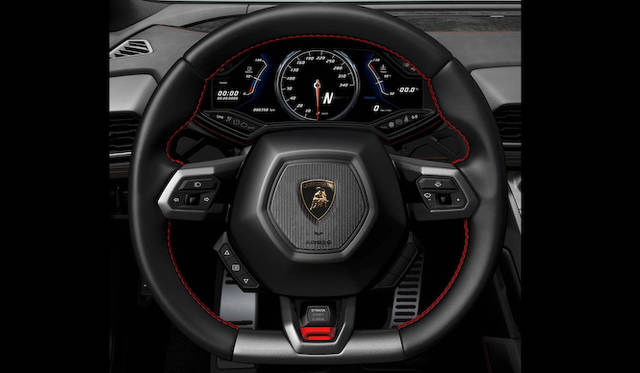 ステアリング下部のスイッチで、「ストラーダ」「スポーツ」「コルサ」からドライブモードを選択できる