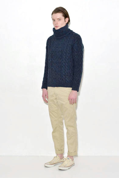 ニット3万1320円、パンツ1万8360円