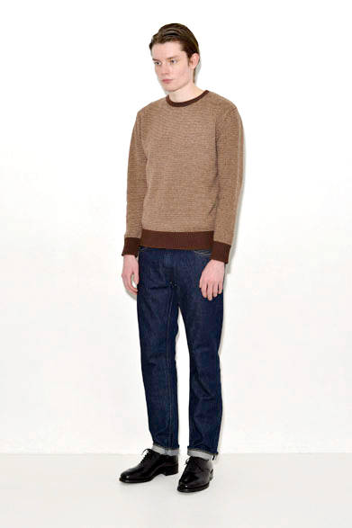 ニット2万1600円、パンツ2万3760円