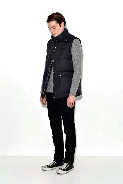 ジャケット6万6960円、ニット2万4840円、パンツ1万8360円