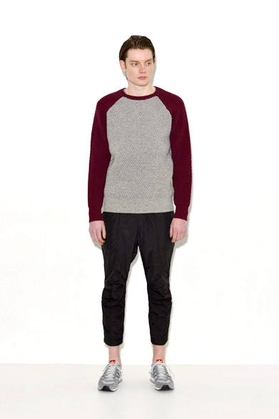 ニット2万1600円、パンツ2万1600円