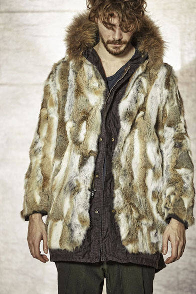 コート14万9040円、パンツ2万7000円