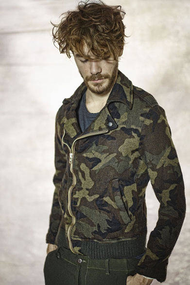 ジャケット5万8320円、パンツ2万7000円