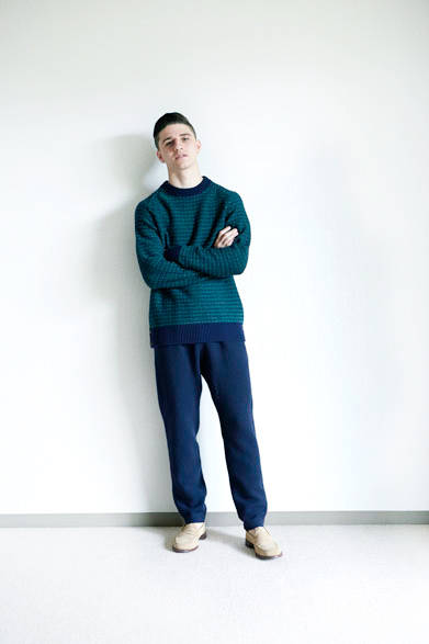 ジャガードニット3万240円、パンツ3万5640円