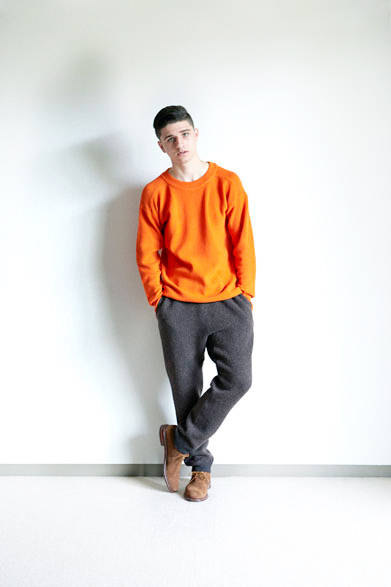 ニット2万7000円、パンツ3万5640円