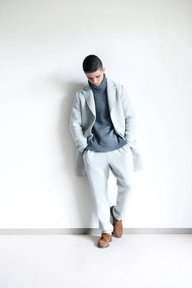 コート7万3440円、タートルネックニット3万7800円、パンツ3万5640円