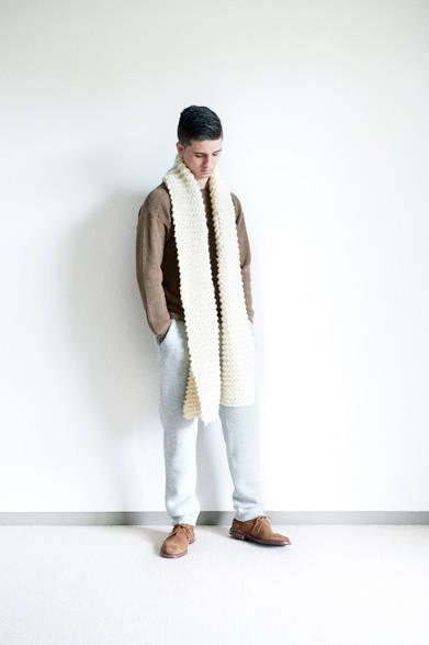 ニット2万7000円、パンツ3万5640円、マフラー1万9440円