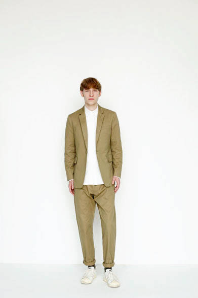 ジャケット 4万1040円、パンツ 2万520円、シャツ 2万9160円