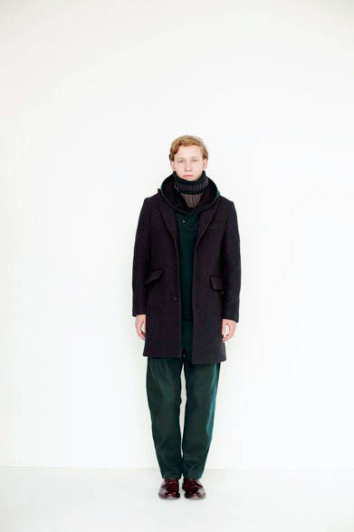 コート 8万4240円、フリースパーカー 3万1320円、パンツ 2万4840円、スヌード 1万584円