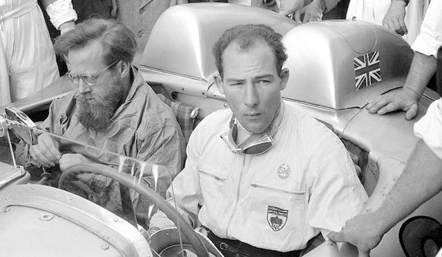 ドライビバ－ズシートにおさまるスターリング・モス氏