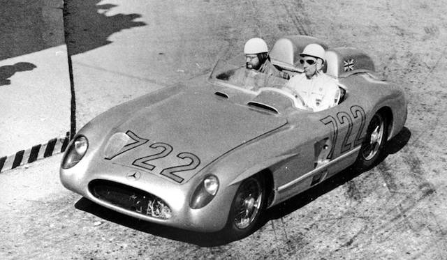 1955年にモス氏は、メルセデス・ベンツ「300SLR」でミレミリアの平均速度新記録を達成して優勝した