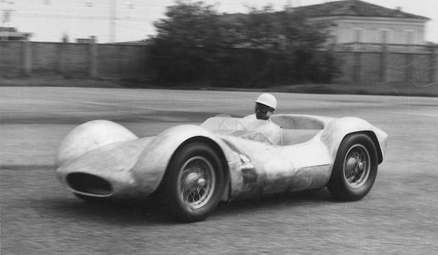 レースにカムバックしたマセラティの武器だったレースカーで、最大の特徴は細い鋼管フレームを複雑に組み合わせたシャシーにある